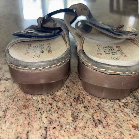 Volks Walkers Gray Comfort Sandals - Picture 8 of 9